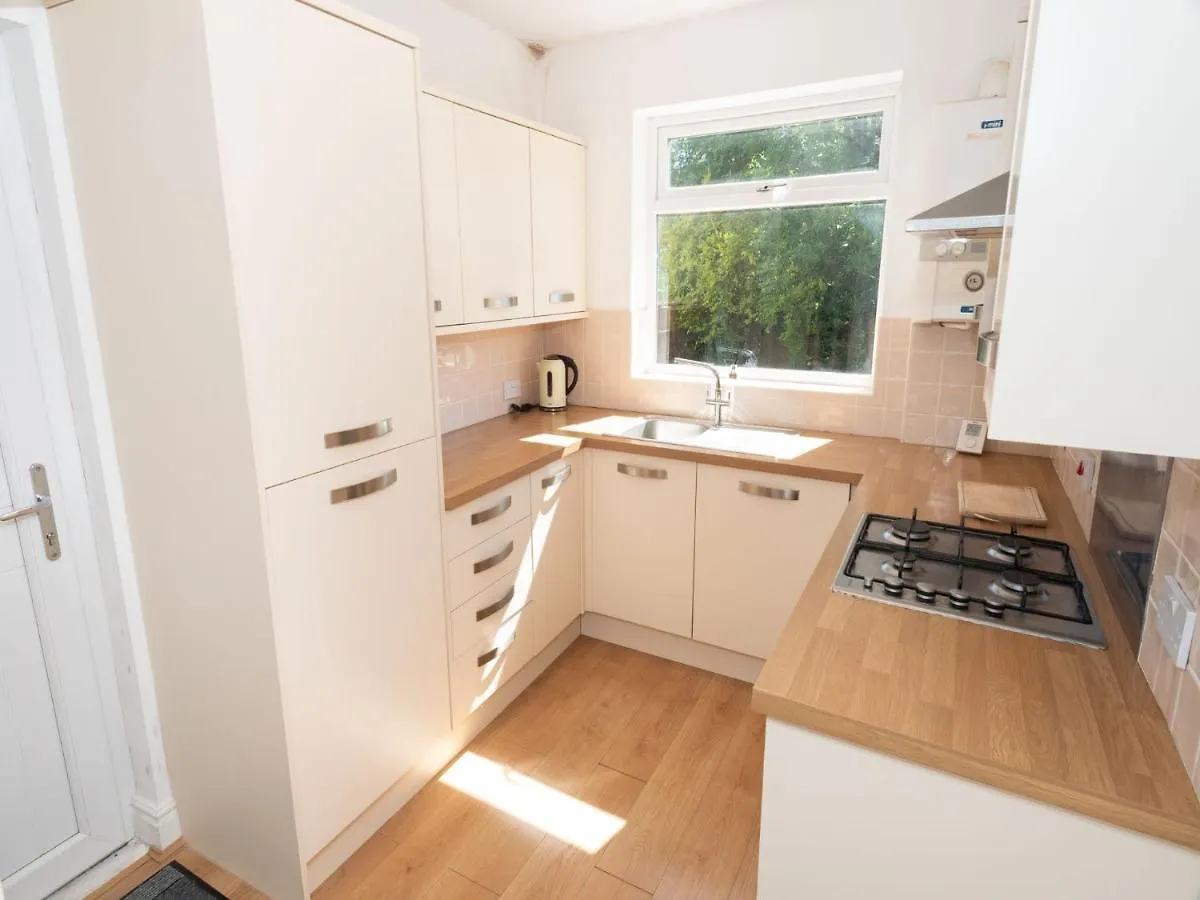 Bright & Spacious Home With Garden - Pass The Keys 요크